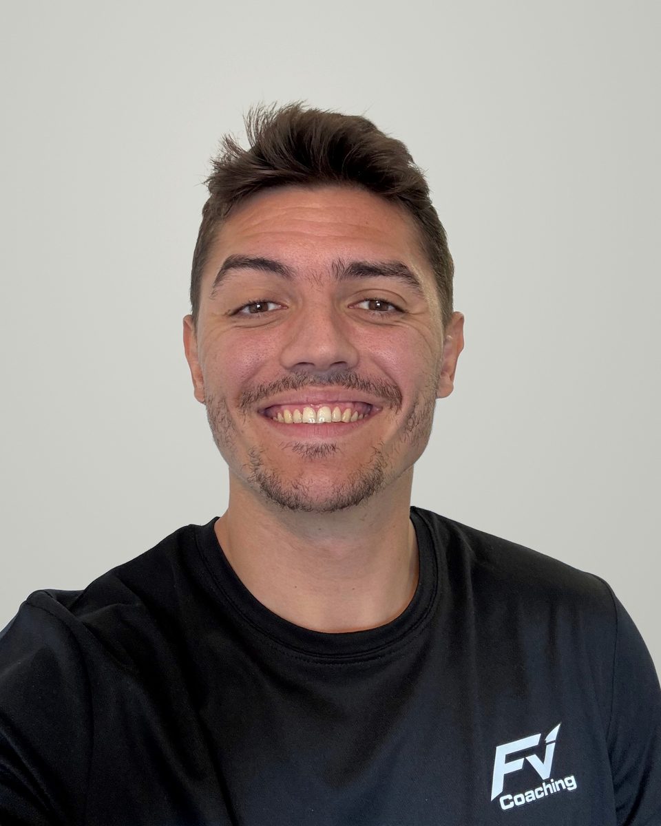 Florent Vrignon, coach sportif diplômé STAPS à Grenoble, souriant, en tee-shirt FV Coaching